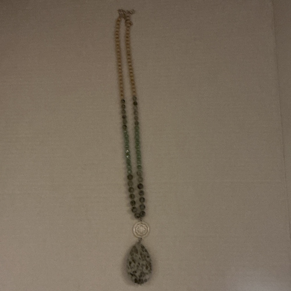 Elegant Green and Gold Necklace. Real stones